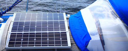 Segelboot mit Solarpanel